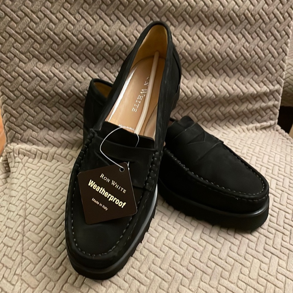 Ron white loafer shoes, black color , size 39.5, Made in Italy, Suede upper.